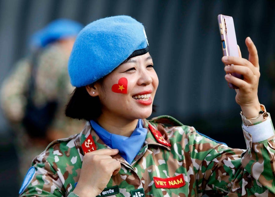 女工兵(二号工兵队)在阿卜耶伊地区联阿安全部队特派团(UNISFA)执行联合国维和任务前与亲人告别(2023年8月8日)。图自越通社