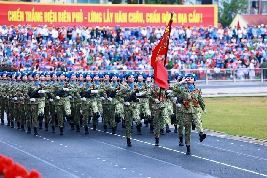 参加奠边府历史性胜利70周年(1954年5月7日至2024年5月7日)庆典阅兵式的维和女官。图自越通社