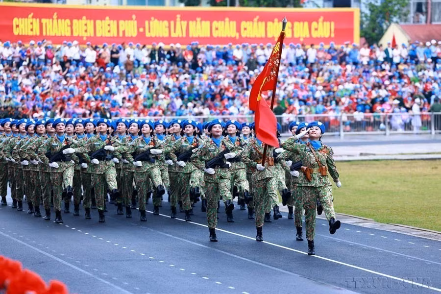 参加奠边府历史性胜利70周年（1954年5月7日至2024年5月7日）庆典阅兵式的维和女官。图自越通社