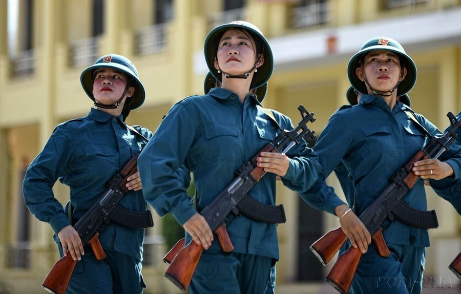 尽管天气干燥、烈日炎炎,西北地区女民兵仍热情地在战场上进行演练,以最好的阅兵形式庆祝奠边府大捷70周年。图自越通社
