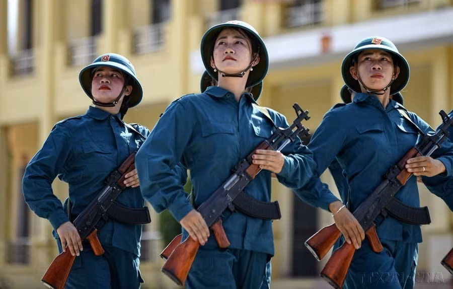 尽管天气干燥、烈日炎炎，西北地区女民兵仍热情地在战场上进行演练，以最好的阅兵形式庆祝奠边府大捷70周年。图自越通社