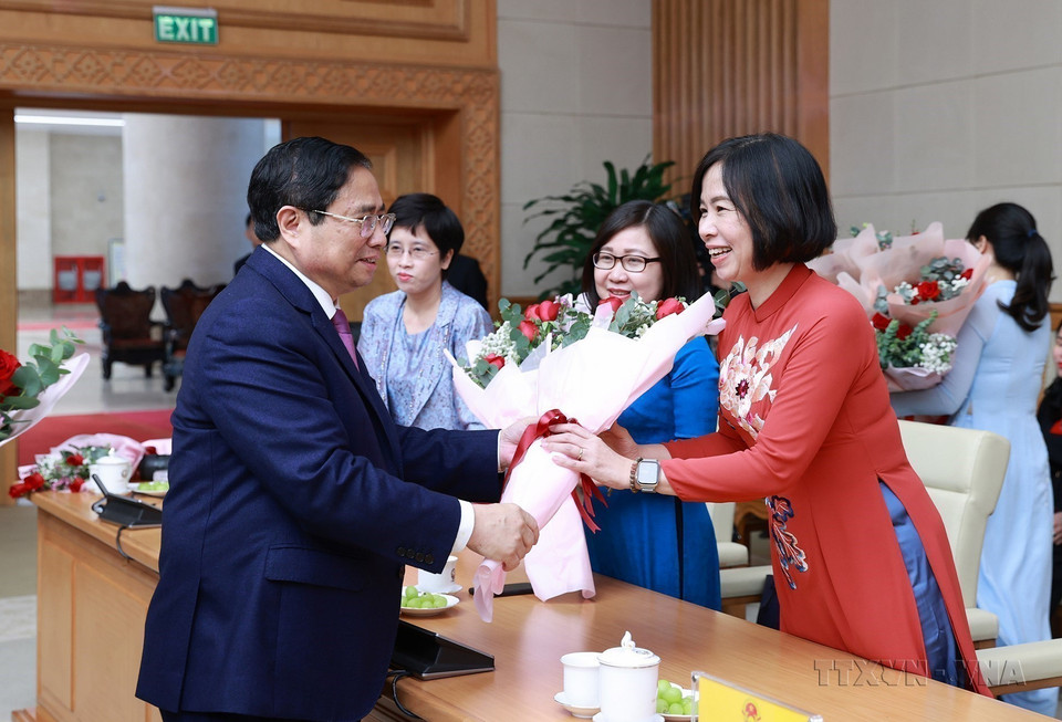 越南政府总理范明政在会见中央机构女性领导和负责人代表并向优秀女科学家颁发2022年科瓦列夫斯卡娅奖时向越南通讯社社长武越庄和副社长段氏雪绒送上鲜花并表示祝贺。图自越通社