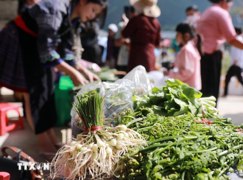 人们可在集市上交换、购买和出售当地人民生产的农产品。图自越通社
