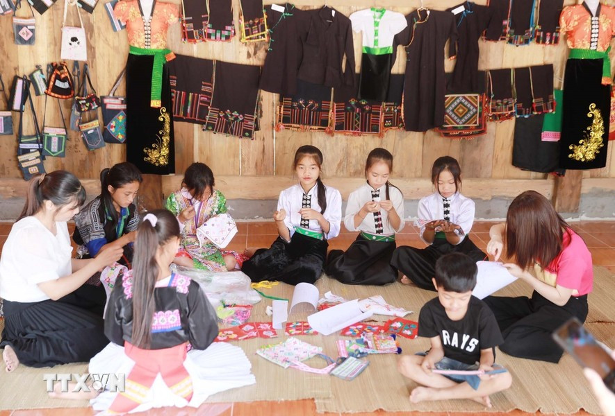 来到塔蒙集市，游客还可以欣赏具有独特文化特色的蒙族、傣族文化展示空间。图自越通社