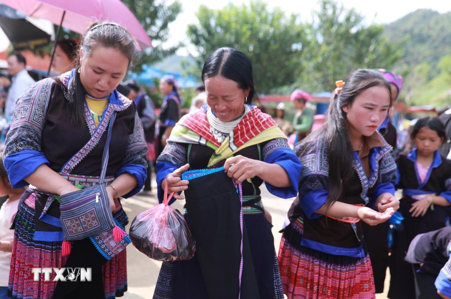 虽然社会日益发达，外来文化被引入到许多村庄，许多少数民族居民的日常服饰也发生了变化，但这里的蒙族妇女仍然保留着自己独特的文化特色和传统服饰。图自越通社