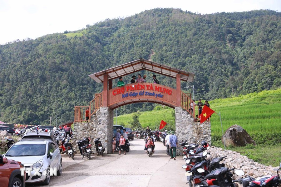 申渊县塔蒙集市宽敞的入口大门。图自越通社