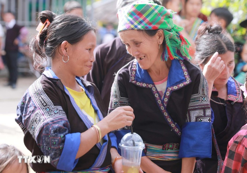 集市每个月只开两次，因此很多人赶集不仅是为了买卖商品，还为了能够互相见面和问候。图自越通社