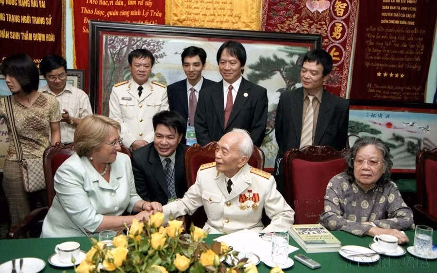 智利总统维罗妮卡·米歇尔·巴切莱特·赫里亚对越南进行正式访问，并出席亚太经合组织（APEC）领导人会议周期间，走访慰问了武元甲大将。图自越通社