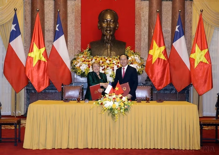越南国家主席陈大光与智利总统维罗妮卡·米歇尔·巴切莱特·赫里签署两国合作文件（2017年）。图自越通社