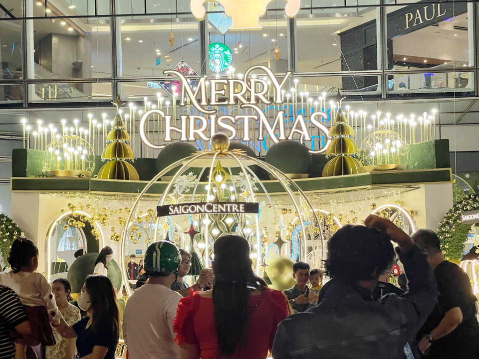 圣诞节期间，大量民众前往购物中心拍照、购物。图自越通社