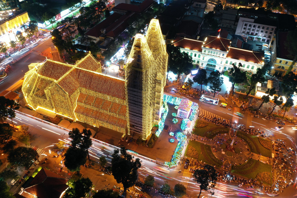 圣母大教堂正面、背面和侧面装饰着约 50万米的LED灯串。图自越通社