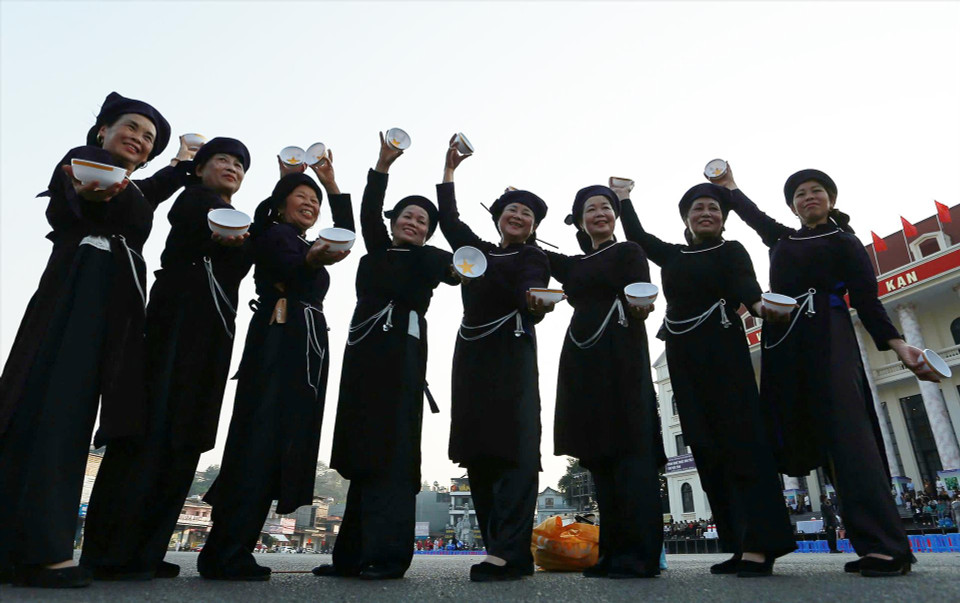 碗舞是岱依族一代又一代通过口口相传和直接传授而保存下来的独特舞蹈，至今舞蹈动作仍然基本统一，变化很少。图自越通社