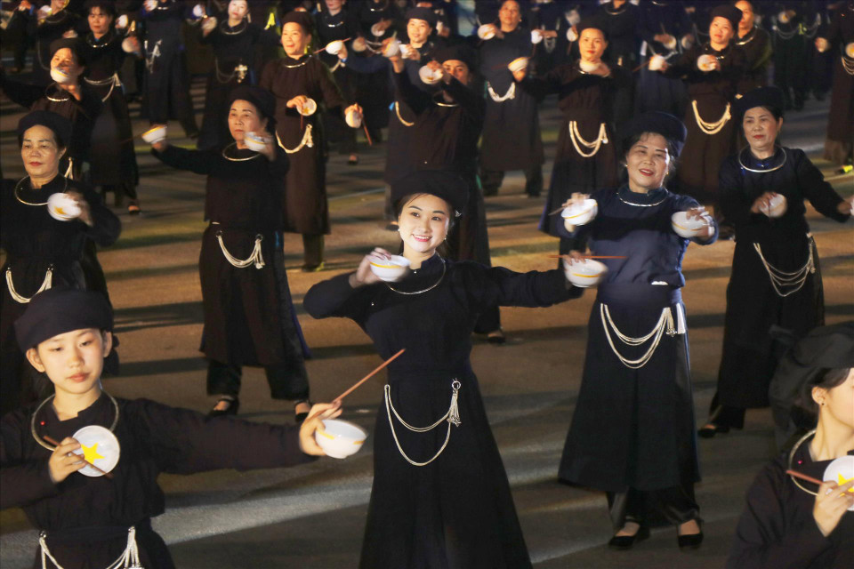 北件省岱依族碗舞颇具特色：表演时他们通常穿以棉纺布制成和剪裁简单的长袄、短衫、裙子（或裤子），配上腰带和方头巾。主要乐器是碗和筷子。图自越通社