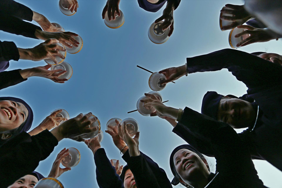 北件省岱依族的碗舞经常在节日和春节期间表演。图自越通社