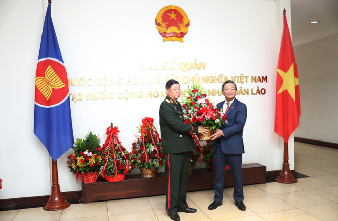 老挝国防部副部长赠送献花,祝贺越南国庆80周年。图自越通社 thuong-tuong-vongkham-phommakon-thu-truong-bo-quoc-phong-lao-tang-hoa-chuc-mung-80-quoc-khanh-viet-nam-pv-tai-lao.jpg