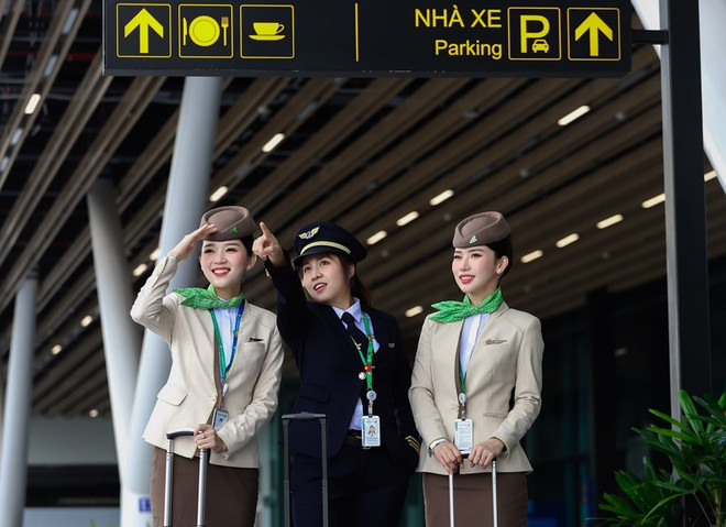 附图:越竹航空的空姐。 img-7959-20250817202728.jpg