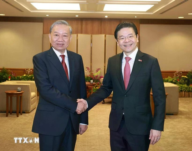 苏林总理与新加坡总理黄循财亲切握手。图自越通社 le-don-chinh-thuc-tong-bi-thu-to-lam-tham-chinh-thuc-singapore-1203-1-1.jpg