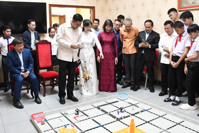 越老两国学生还进行了机器人展示表演。图自越通社 vna-potal-viet-nam-lao-tang-cuong-hop-tac-giao-duc-stem-8223388.jpg