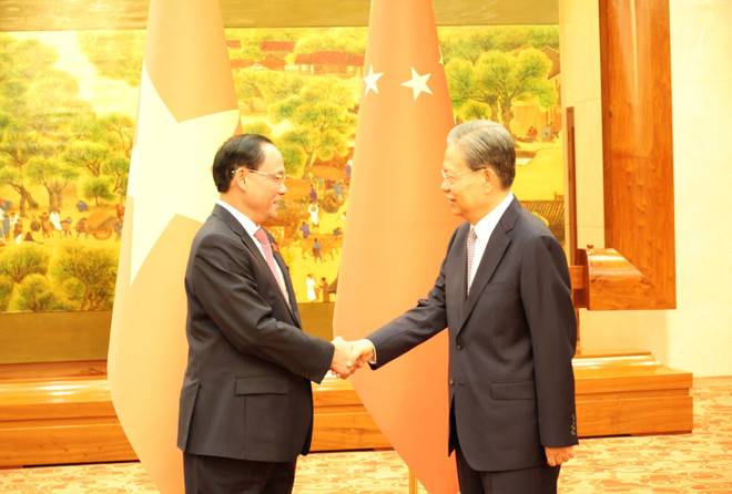 越共中央委员、国会副主席、越中友好议员小组主席陈光方会见中共中央政治局常委、全国人大常委会委员长赵乐际。图自越通社 vna-potal-hoat-dong-cua-pho-chu-tich-quoc-hoi-tran-quang-phuong-tai-trung-quoc-8223757.jpg