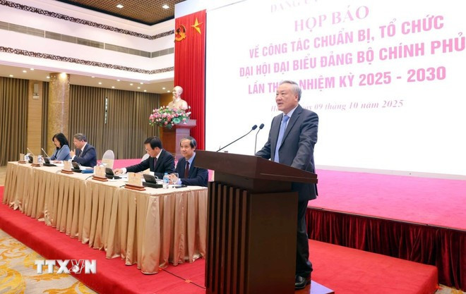 政府常务副总理阮和平在政府第一次党代会新闻发布会上发言。图自越通社 tinh-gon-bo-may-1210-3.jpg