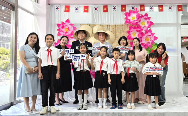 侨胞们在仪式上合影留念。图自越通社 vna-potal-ra-rat-chi-hoi-nguoi-viet-nam-tai-gyeongnam-han-quoc-8174201.jpg