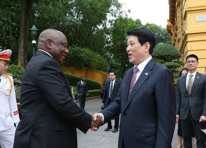 国家主席梁强与南非总统马塔梅拉·西里尔·拉马福萨亲切握手。图自越通社 vna-potal-le-don-tong-thong-nam-phi-tham-cap-nha-nuoc-den-viet-nam-8357529.jpg