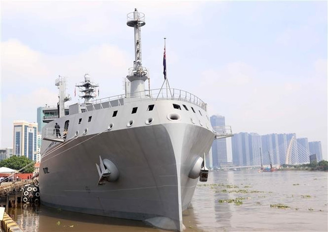 奥特亚罗瓦号补给舰(HMNZS Aotearoa) 抵达胡志明市龙屋—庆会国际港。图自越通社 vna-potal-tau-hau-can-lon-nhat-hai-quan-new-zealand-tham-thanh-pho-ho-chi-minh-8356882.jpg
