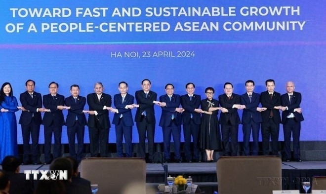 越南政府总理范明政(左八)出席2024年东盟未来论坛。图自越通社 viet-nam-asean-2807.jpg