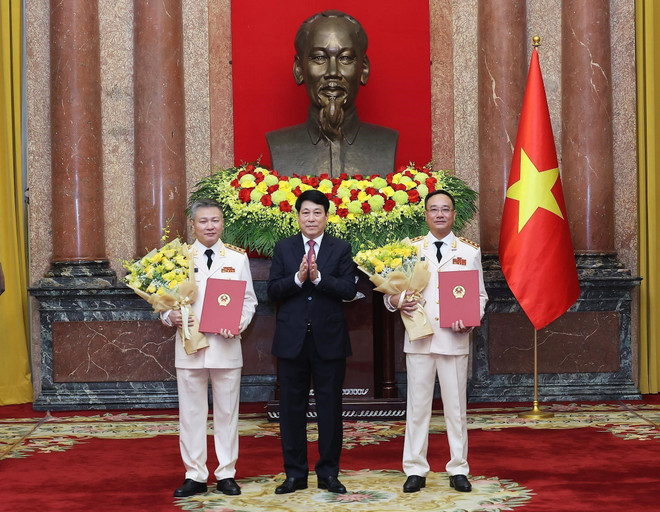 国家主席梁强向中央公安党委常委委员、公安部副部长范世松,中央公安党委常委委员、公安部副部长阮玉林颁发晋升上将警衔的决定。图自越通社 vna-potal-chu-tich-nuoc-trao-quyet-dinh-thang-quan-ham-cap-bac-ham-dai-tuong-thuong-tuong-cho-cac-lanh-dao-bo-quoc-phong-va-bo-cong-an-8147245.jpg