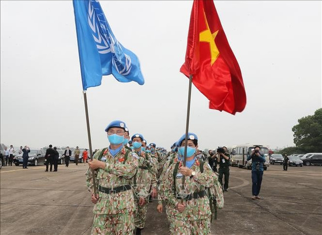 越南积极参与联合国维和活动。 图为:第一工兵队和第二级野战医院第四分队军官启程执行任务。图自越通社 gin-giu-hoa-binh-lhq-24122022-01.jpg