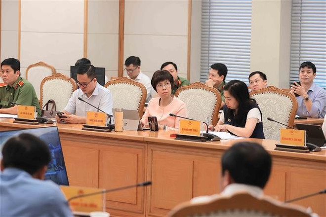 与会代表。图自越通社 vna-potal-pho-thu-tuong-tran-hong-ha-chu-tri-cuoc-hop-ve-phuong-an-trien-khai-ung-pho-voi-sieu-bao-ragasa-8291578.jpg