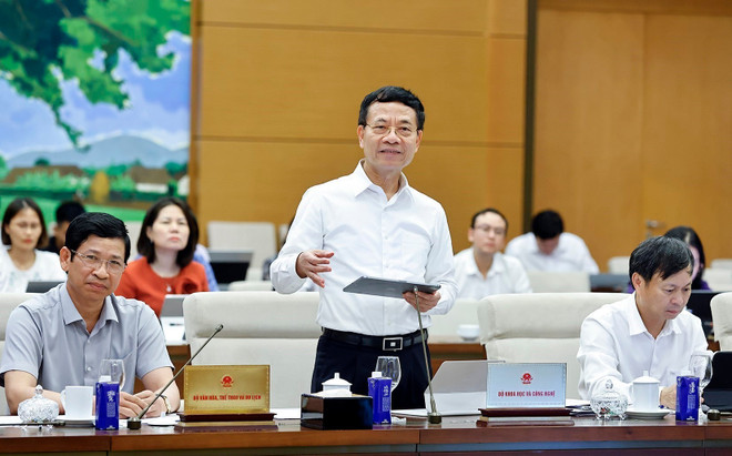 越南科学技术部部长阮孟雄在会上发表意见。图自越通社 vna-potal-ubtv-quoc-hoi-cho-y-kien-ve-du-an-luat-an-ninh-mang-8291982.jpg