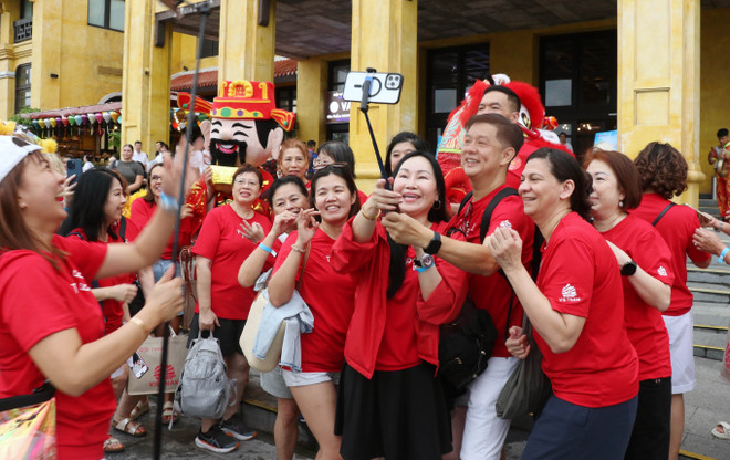 国际游客在广宁省自拍打卡。图自越通社 du-khach-quoc-te-thich-thu-chup-anh-tai-ha-long-ttxvn.jpg