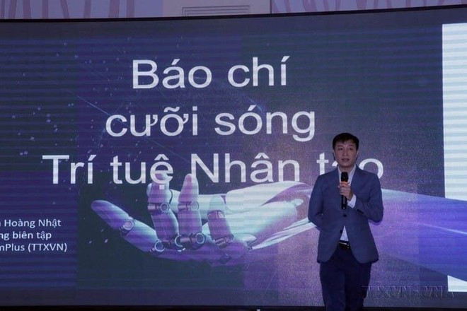 越通社记者黄日关于在新闻写作与报道制作中应用人工智能(AI)的经验。图自越通社 nha-bao-hoang-nhat.jpg