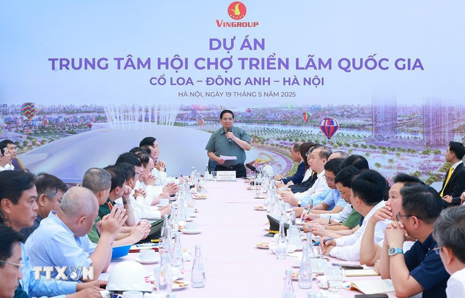 范明政发表指导性讲话。图自越通社 thu-tuong-pham-minh-chinh-kiem-tra-tien-do-du-an-trung-tam-hoi-cho-trien-lam-quoc-gia-8040731-1.jpg