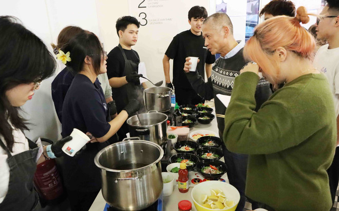 越南牛肉河粉烹饪比赛的参赛者均为正在比利时留学的越南学生。图自越通社 vna-potal-mua-thu-hoa-binh-cua-phu-nu-viet-nam-tai-vuong-quoc-bi-8348981.jpg