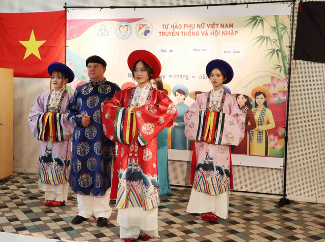 招待会上的文艺节目。图自越通社 vna-potal-mua-thu-hoa-binh-cua-phu-nu-viet-nam-tai-vuong-quoc-bi-8348978.jpg
