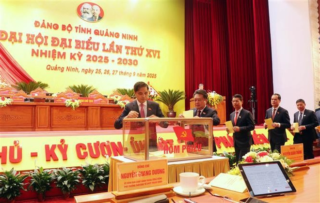 代表们投票选取越共广宁省第十六届委员会。图自越通社 thumbstand-16.jpg