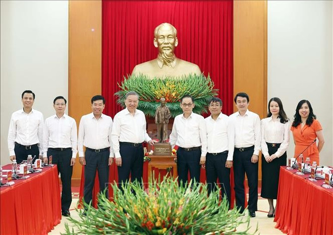 苏林向外交部赠送胡志明主席塑像。图自越通社 uuid01a57640-b2ba-4f2f-b2d5-697698a7c5c7code001library1type1mode1loctruecaptrue.jpg