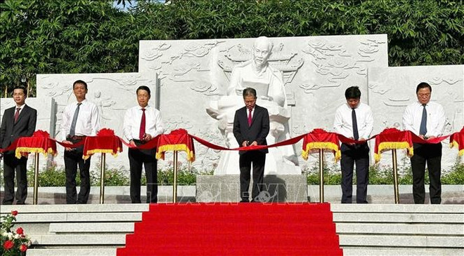各位代表进行落成剪彩仪式。图自越通社 da-nang-280825.jpg