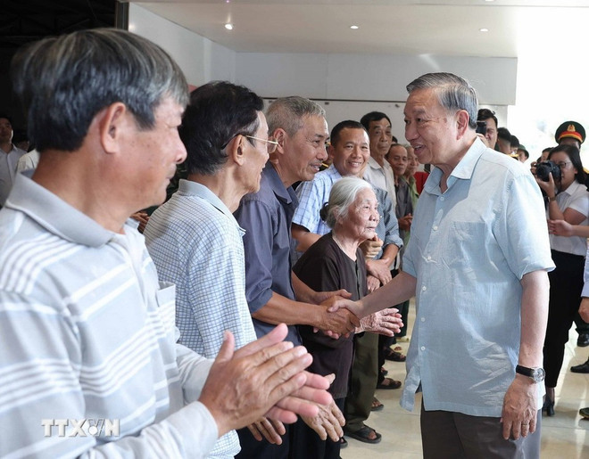 苏林总书记慰问灾区民众。图自越通社 to-lam-3.jpg
