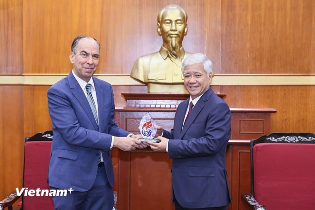 古巴驻越南大使罗赫利奥·波兰科·富恩特斯向越南祖国阵线中央委员会主席杜文战赠送纪念品。图自Vietnam+ mttq-vn-cuba-3.jpg