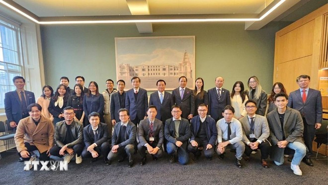 越南代表团与在爱尔兰和苏格兰的越南专家学者合影。图自越通社 viet-nam-va-anh-ireland-tang-cuong-hop-tac-doi-moi-sang-tao-giao-duc-dao-tao-2409-2.jpg