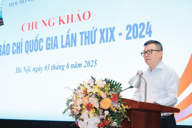越共中央委员、《人民报》社总编辑、中央宣教与民运部副部长、越南新闻工作者协会主席、2024年第十九届国家新闻奖终审评委会主任黎国明发表讲话。图自越通社 vna-potal-khai-mac-cham-chung-khao-giai-bao-chi-quoc-gia-lan-thu-19-nam-2024-8069948.jpg
