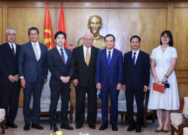 双方代表合影。图自越通社 vna-potal-truong-ban-chinh-sach-va-chien-luoc-trung-uong-tiep-co-van-dac-biet-lien-minh-nghi-si-huu-nghi-nhat-viet-8071996.jpg