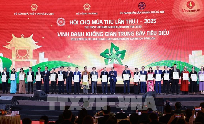 074525-thu-tuong-pham-minh-chinh-du-le-be-mac-hoi-cho-mua-thu-lan-thu-nhat-vna.jpg