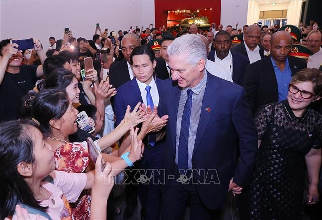 古共中央第一书记、古巴共和国主席米格尔·迪亚斯—卡内尔·贝穆德斯与越南人民亲切交流。图自越通社 ct-cuba-giao-luu-voi-nguoi-dan.jpg
