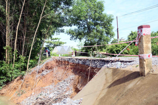 广治省多条交通线路和基础设施遭到冲毁、滑坡。图自越通社 vna-potal-quang-tri-bao-so-10-gay-thiet-hai-550-ty-dong-8310304.jpg
