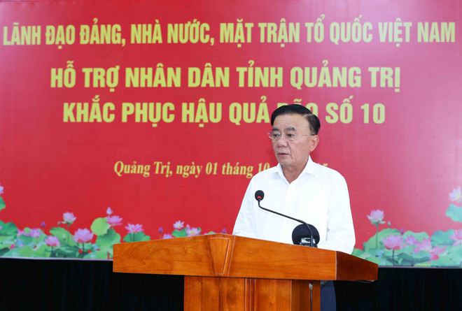 越共中央政治局委员、书记处常务书记陈锦秀。图自越通社 vna-potal-thuong-truc-ban-bi-thu-tham-dong-vien-nhan-dan-quang-tri-khac-phuc-hau-qua-bao-so-10-8309757.jpg
