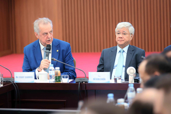 俄罗斯联邦圣彼得堡对外联络委员会主席发表讲话。图自越通社 vna-potal-chu-tich-uy-ban-tu-mttq-viet-nam-gap-mat-doan-dai-bieu-lien-bang-nga-8310288.jpg